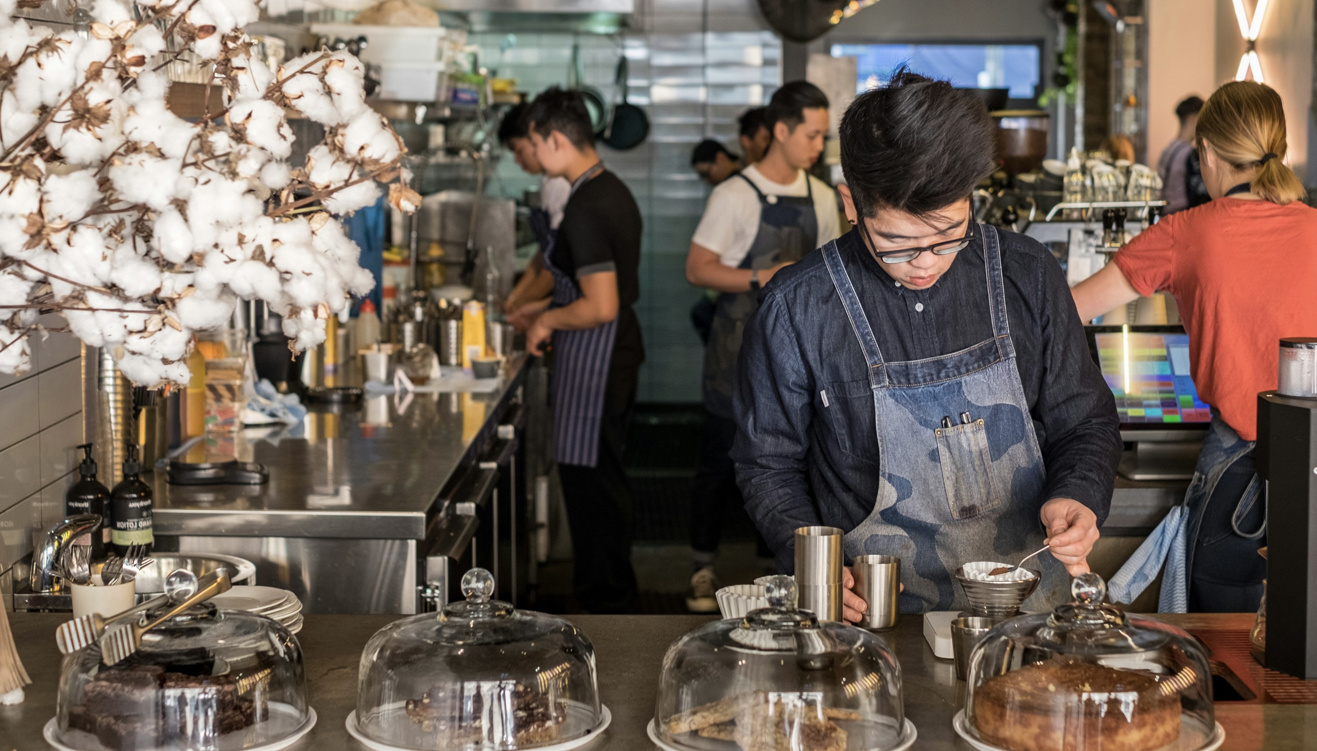 barista making coffee