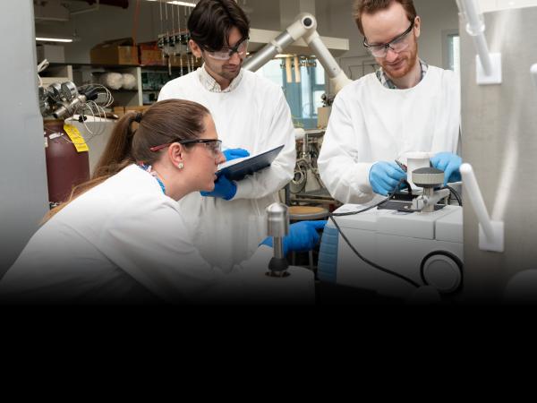 Group of people working in lab