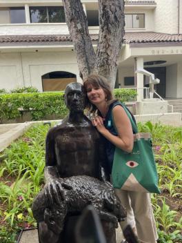 A photo of Elizabeth Mazzola and friend at Hawaiian museum